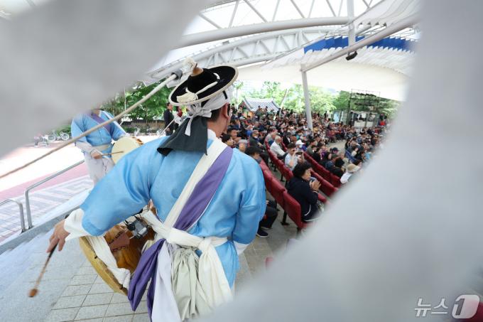 [사진] 신명나는 사물놀이