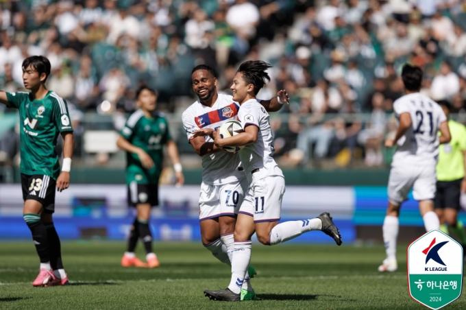 전북 현대를 상대로 멀티골을 넣은 수원FC의 이승우. (한국프로축구연맹 제공)