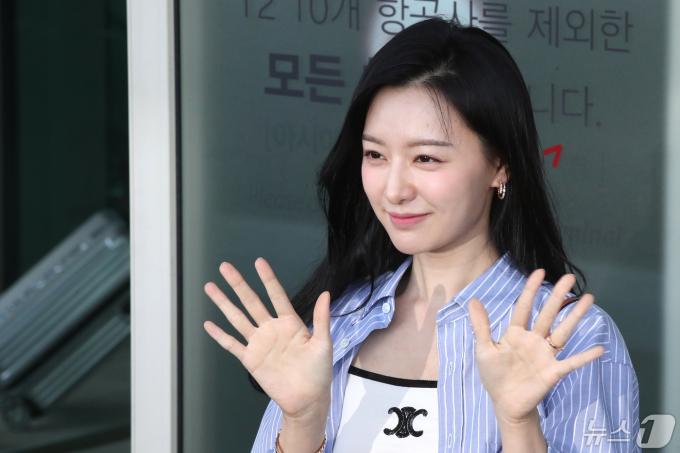 배우 김지원이 12일 오후 싱가포르로 출국하기 위해 인천국제공항에 도착, 포즈를 취하고 있다. 2024.5.12/뉴스1 ⓒ News1 이광호 기자