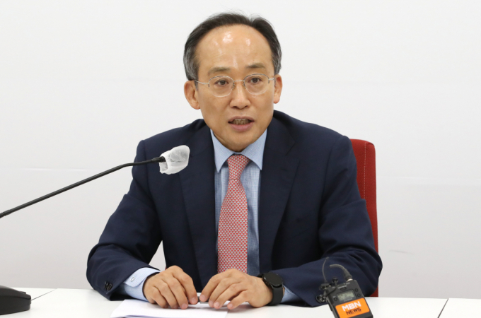 [추경호 국민의힘 원내대표와 배준영 원내수석부대표가 12일 오후 서울 여의도 국회에서 열린 티타임에서 취재진들의 질문에 답하고 있다../사진=뉴시스