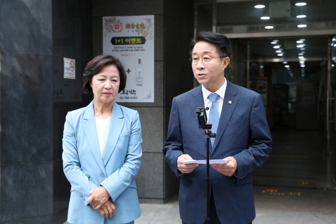 추미애·조정식 더불어민주당 소속 국회의장 후보가 12일 서울 여의도의 한 식당에서 국회의장 후보 단일화 논의를 위한 회동을 마치고 취재진의 질문에 답하고 있다./사진=뉴스1