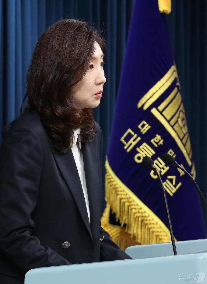 [사진] 현안 브리핑하는 김수경 대변인