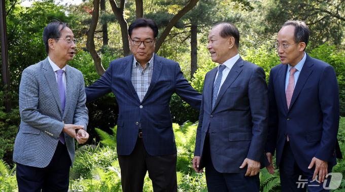 [사진] 고위 당정대, 총리 공관서 총선 이후 첫 비공개 회동