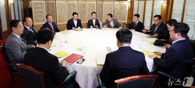 [사진] 고위 당정대, 총선 후 첫 비공개 회동…상견례 겸 현안 논의