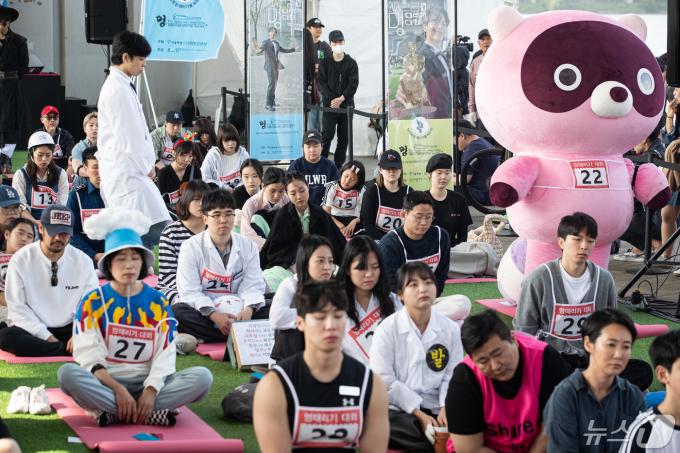 [사진] 직장인부터 캐릭터까지 '다양한 멍때리기 대회 참가자'