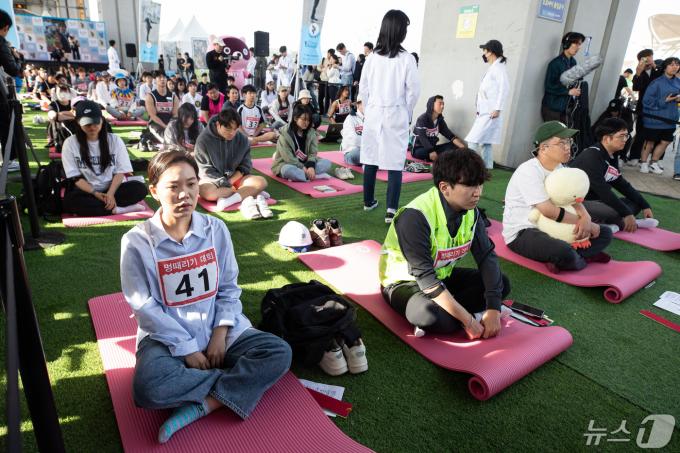 [사진] 올해로 10년째 맞은 한강 멍때리기 대회