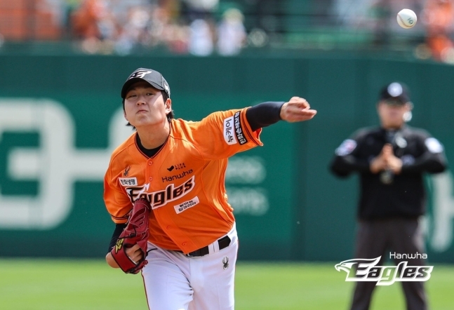 한화 이글스 루키 조동욱이 12일 한화생명 이글스파크에서 열린 키움 히어로즈전에서 역투하고 있다. (한화 제공)