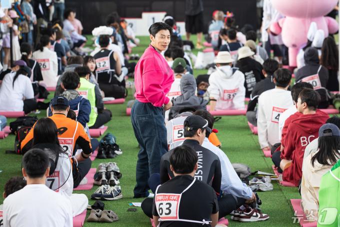 [사진] 멍때리기 준비하는 핫핑크 곽윤기