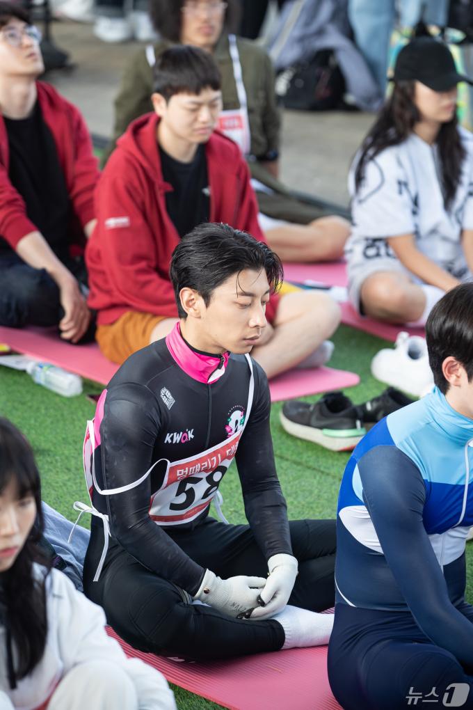 [사진] 멍 하니 휴식 취하는 곽윤기