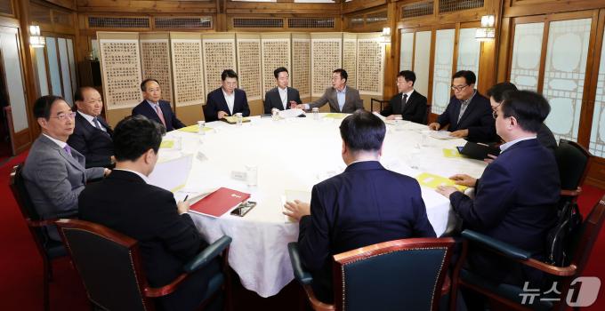 [사진] 고위 당정대, 총선 후 첫 비공개 회동