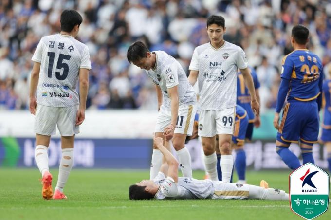 2-2로 비긴 뒤 엇갈린 표정의 울산 HD와 김천 상무.(한국프로축구연맹 제공)