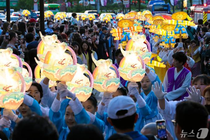 [사진] 종로 지나는 연등놀이