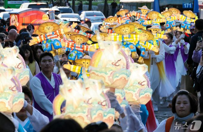 [사진] 인사동길 지나는 연등놀이