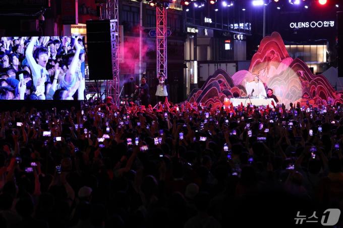 [사진] 열광 속 뉴진스님 EDM 공연