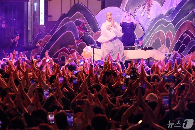 [사진] EDM 공연 펼치는 뉴진스님