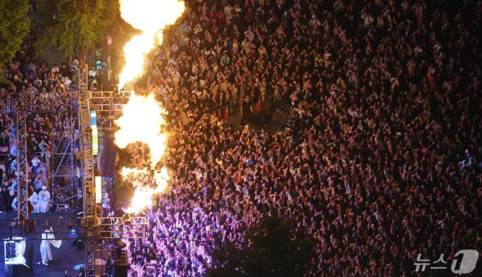 [사진] 조계사 앞 EDM 공연 펼치는 뉴진스님