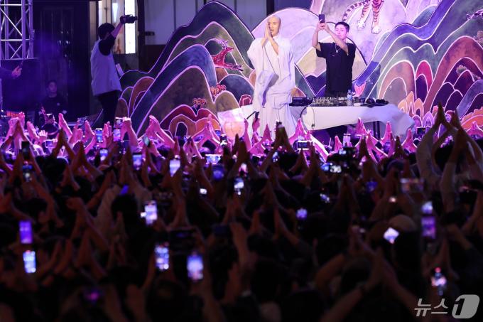 [사진] 뉴진스님, 부처님오신날 앞두고 EDM난장서 디제잉 공연
