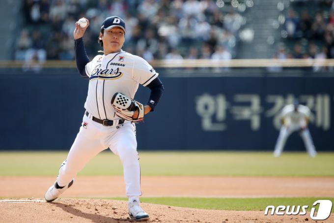 31일 서울 송파구 잠실야구장에서 열린 프로야구 '2024 신한 SOL 뱅크 KBO리그' KIA 타이거즈와 두산 베어스의 경기에서 두산 선발투수 곽빈이 역투하고 있다. 2024.3.31/뉴스1 ⓒ News1 이승배 기자