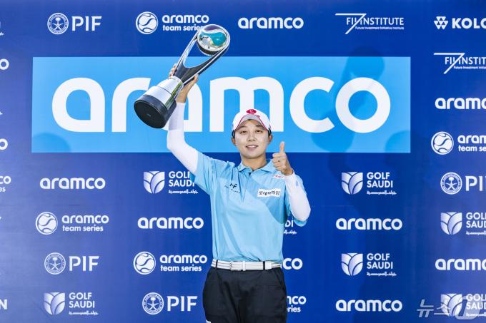[사진] 우승 트로피 들어보이는 김효주