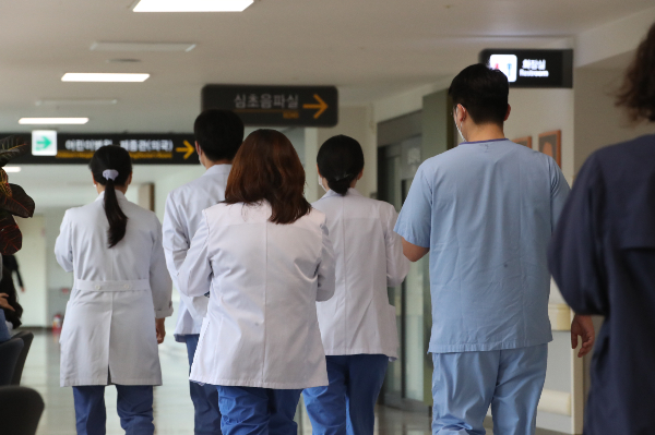 전공의들이 병원을 떠난지 3개월차가 되면서 내년에 새로 배출되는 신규 전문의 수가 확 줄어들 수 있다는 우려가 나온다. 지난 10일 서울 시내 한 대학병원에서 의료진이 발걸음을 옮기고 있다. /사진=뉴스1
