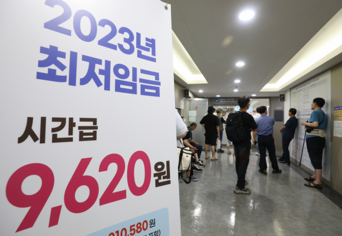 최저임금위원회 위원 구성이 마무리됐다. 사진은 서울 마포구 서울서부고용복지플러스센터에 세워진 2023년 최저임금 안내문. /사진=뉴스1