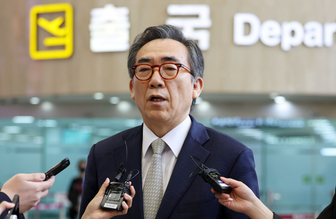 조태열 외교부 장관이 13일 한·중 외교장관회의 참석을 위해 중국 베이징을 방문한다. 사진은 조 장관이 13일 서울 강서구 김포공항에서 한·중 외교장관회담 참석차 중국 베이징으로 출국하기 앞서 취재진 질문에 답하는 모습. /사진=뉴시스