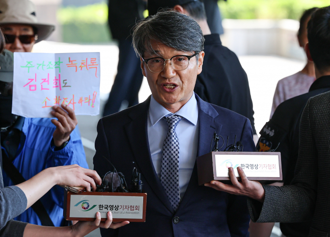 검찰이 윤석열 대통령의 부인 김건희 여사에게 명품백을 전달한 최재영 목사를 13일 피의자 조사한다. 사진은 최 목사가 13일 서울 서초구 서울중앙지방검찰청에 열리는 피의자 조사에 출석하며 입장을 밝히는 모습. /사진=뉴스1