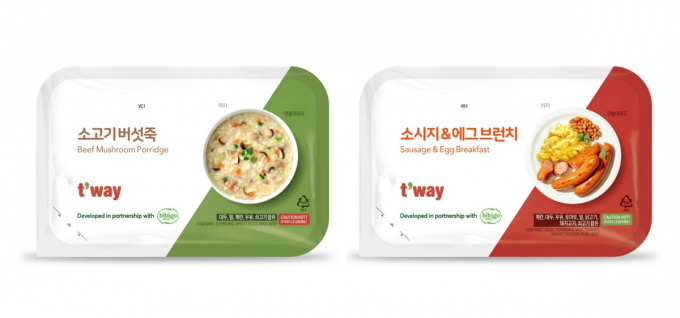 CJ제일제당과 티웨이항공이 국내 저비용항공사 최초 유럽 노선 취향에 맞춰 양사가 개발한 기내식 신메뉴 2종을 선보인다고 13일 밝혔다. 이번에 출시한 메뉴는 소고기 버섯죽, 소시지&에그 브런치 2종이다. /사진=CJ제일제당