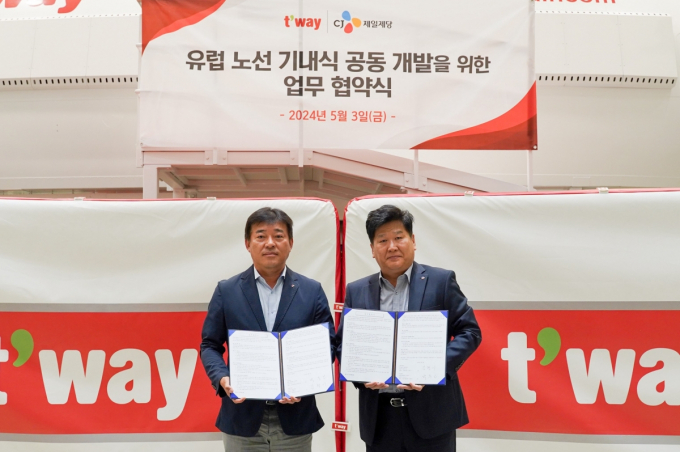 티웨이항공 '유럽 노선 기내식 공동 개발을 위한 업무 협약식'에서 박충일 CJ제일제당 B2B 사업본부 본부장(사진 오른쪽)과 김형이 티웨이항공 경영본부장이 기념사진을 촬영하고 있다. /사진=CJ제일제당