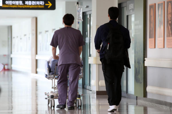 서울고등법원이 늦어도 17일에는 의대증원 관련 판결을 내리면서 이에 따라 정부 정책의 방향이 갈릴 것으로 전망된다. 지난 10일 서울 시내 한 대학병원에서 의료진이 환자를 이동시키고 있다. /사진=뉴스1