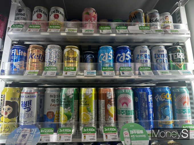 건강을 중시하는 2030세대를 중심으로 무알코올 맥주의 인기가 급증하고 있다. 사진은 서울에 위치한 한 편의점 맥주 코너의 모습. /사진=김인영 기자