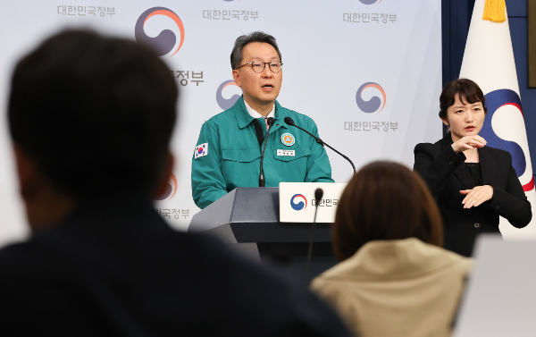 정부가 전공의 이탈 장기화로 경영난을 겪고 있는 수련병원에 대해 일정 요건을 갖추면 건강보험을 선지급하겠다고 밝혔다. 박민수 보건복지부 제2차관이 13일 서울 종로구 정부서울청사 별관에서 의사 집단행동 중앙사고수습본부 브리핑을 하고 있다. /사진=뉴스1