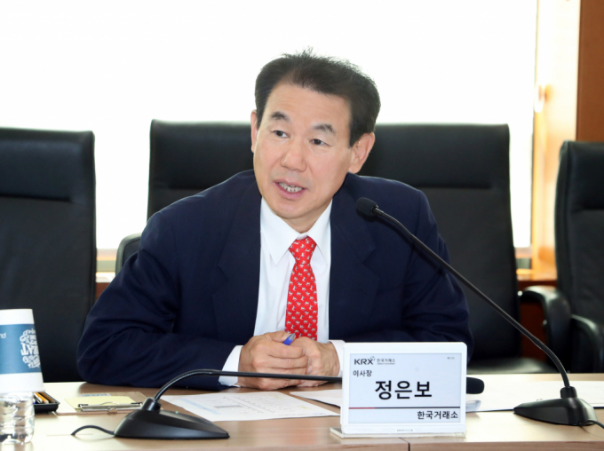정은보 한국거래소 이사장이 17일 오전 서울 영등포구 한국거래소에서 열린 기업 밸류업을 위한 중견기업 간담회에서 인사말을 하고 있다. /사진=한국거래소 