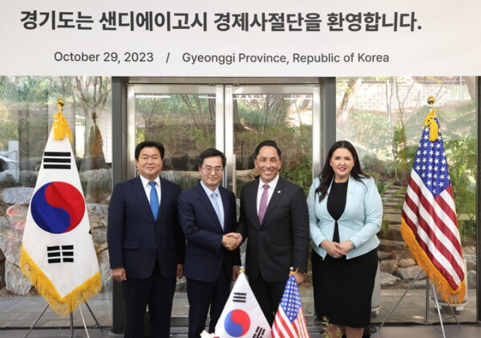 임병택 시흥시장(왼쪽 첫번째)과 김동연 경기도지사(왼쪽 두번째)는 지난해 10월 31일 서울대학교 시흥캠퍼스에서 샌디에이고시 관계자들과 함께 우호 협력 협약을 체결하고 있다. / 사진제공=시흥시