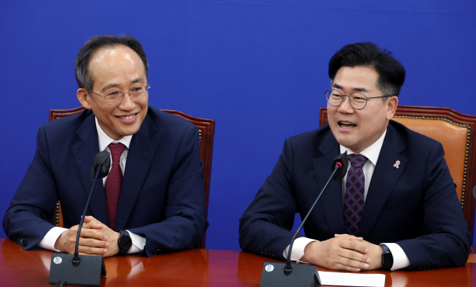 추경호 국민의힘 원내대표와 박찬대 더불어민주당 원내대표가 13일 만남을 가졌다. 사진은 추 원내대표(왼쪽)가 13일 서울 여의도 국회에서 박 원내대표를 예방한 모습. /사진=뉴시스 