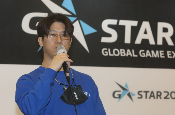 김형태 시프트업 대표가 2021년 11월19일 오후 부산 해운대구 벡스코 제1전시장 프레스룸에서 미디어 간담회 중 게임 소개를 하고 있다. /사진=뉴스1