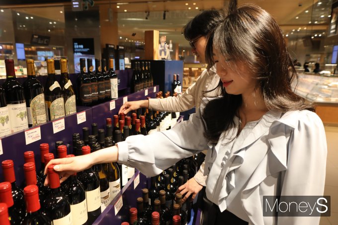 롯데백화점 광주점은 지하1층 와인매장과 특설매장에서 1년에 단 한번만 진행하는 칠레 와이너리 '몬테스 Day' 행사를 오는 16일까지 진행한다/사진=롯데백화점 홍보 3팀 제공.