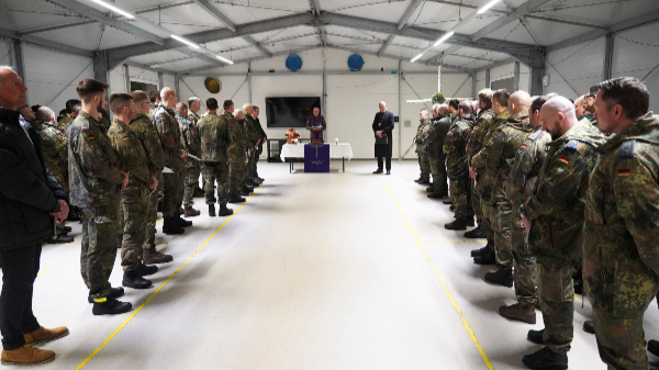  독일이 군 병력 수급을 위한 양성 징병제 도입을 검토하고 있다. 사진은 지난해 12월18일(현지시각) 크리스마스를 앞두고 리투아니아 루클라의 독일군 기지를 찾아 미사를 함께하는 보리스 피스토리우스 독일 국방부 장관. /사진=로이터
