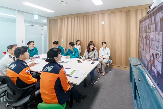 오병권 행정1부지사 등 경기도 관계자들이 13일 중증응급환자의 적정 진료를 위한 합동회의를 열고 의사 집단행동에 따른 비상진료체계 대응 상황을 점검하고 있다. / 사진제공=경기도