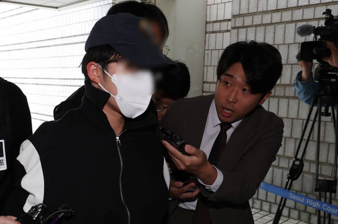 경찰이 서울 강남역 인근 건물 옥상에서 자신의 여자친구를 살해한 혐의를 받는 20대 남성 최씨의 신상공개를 하지 않기로 결정했다. 사진은 지난 8일 오후 서울 서초구 서울중앙지법에서 열린 구속 전 피의자 심문(영장실질심사)에 출석하고 있는 최씨. /사진= 뉴스1 
