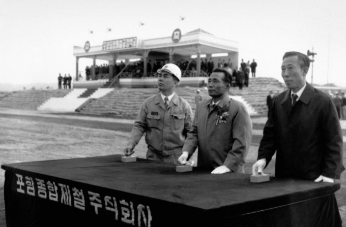 1861년 5월16일 박정희 소장의 쿠데타로 대한민국 제2공화국이 무너졌다. 사진은 지난 1970년 4월 포항1기 제철소 착공식에서 착공버튼을 누르고 있는 (사진 왼쪽부터) 박태준 사장, 박정희 대통령, 김학열 부총리. /사진= 머니투데이 