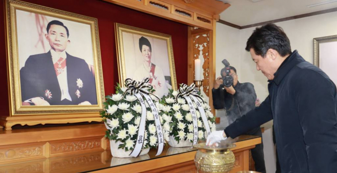 박정희 대통령이 김재규 중앙정보부장에 의해 피격당해 사망했다. 사진은 지난1월 경북 구미시 상모동 박정희 전 대통령 생가를 방문해 고 박정희 전 대통령과 육영수 여사 영전에 분향하고 있는 구자근 국민의힘 의원. /사진= 뉴스1