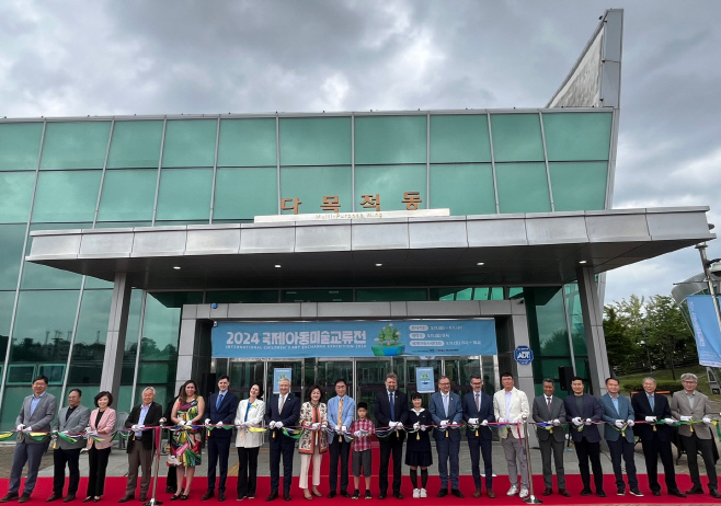 평택시국제교류재단 송탄국제교류센터에서 열린 2024 국제아동미술교류전 개막식에서 정장선 시장(오른쪽 12번째) 등 참석자들이 테이프커팅을 하고 있다. / 사진제공=평택시