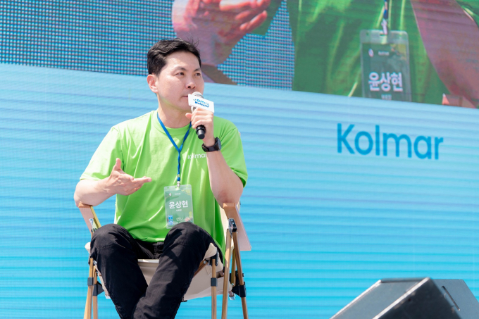 콜마홀딩스가 출산장려책을 발표했다. 윤상현 콜마홀딩스 부회장이 세종공장 타운홀미팅에서 임직원들과 대화를 나누고 있다. /사진=콜마홀딩스