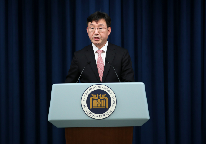 대통령실이 라인 야후 지분 매각 논란에 대해 모든 지원을 다할 것이라고 밝혔다. 사진은 성태윤 정책실장이 13일 서울 용산 대통령실 청사에서 라인 야후 사태 관련 브리핑을 하는 모습. /사진=뉴스1 