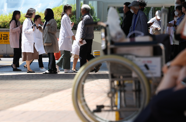 정부가 법원에 제출한 의과대학 증원 관련 회의록과 근거자료들에 대해 의료계가 충분하지 않다고 비판의 목소리를 내고 있다. 지난 13일 서울 시내의 대형병원에서 의료진들이 이동하고 있다. /사진=뉴스1