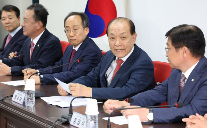 황우여 국민의힘 비상대책위원장이 첫 비대위원회 회의에서 당의 쇄신을 강조했다. 사진은 황 위원장(오른쪽 두번째)이 13일 서울 여의도 중앙당사에서 열린 비상대책위원회의에서 발언하는 모습. /사진=뉴스1