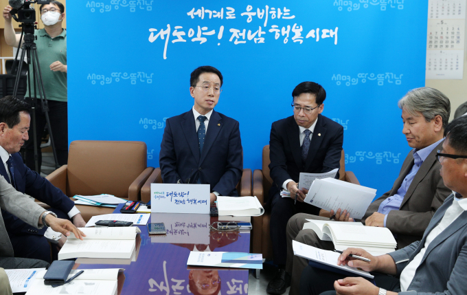 강영구 전남도자치행정국장(사진 왼쪽 1번째)이 전남도는 2021년에 추진한 '전라남도 국립 의과대학 및 부속병원 설립·운영 방안 연구' 용역 결과를 공개하고 있다./전남도