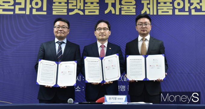 공정거래위원회가 한국소비자연맹 본부에서 알리익스프레스 및 테무(웨일코코리아)와 함께 '자율 제품안전협약'을 체결했다. 지난 13일 협약식에서 기념촬영을 하고 있는 퀸 선 웨일코리아 대표(왼쪽부터), 한기정 공정거래위원장, 레이 장 알리익스프레스 코리아 대표. /사진=임한별 기자