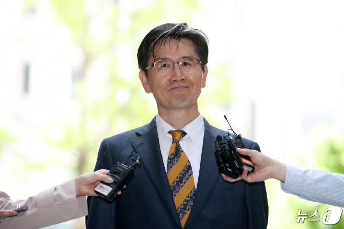 오동운 고위공직자범죄수사처장 후보자가 28일 오전 경기 과천시에 마련된 인사청문회 준비 사무실로 출근하며 취재진의 질문을 듣고 있다.. 2024.4.28/뉴스1 ⓒ News1 이승배 기자